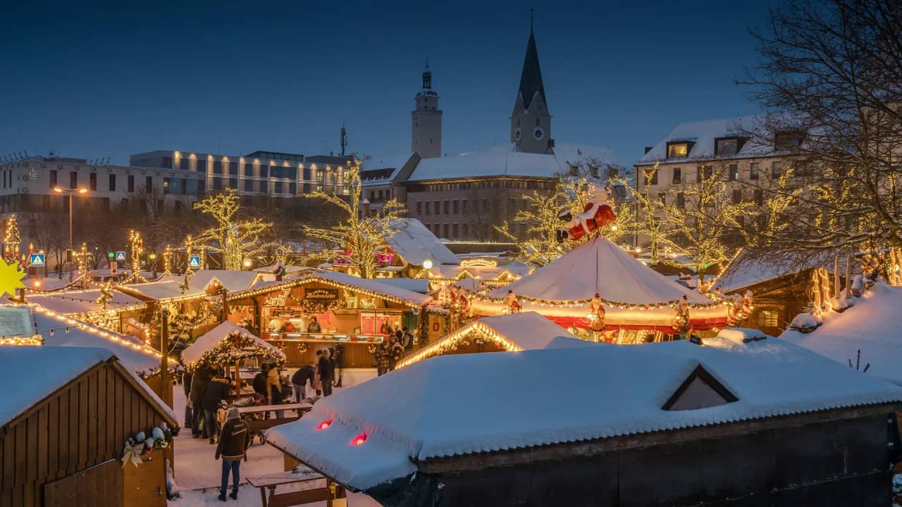 verschneiter Christkindlmarkt in Ingolstadt mit Lichterketten